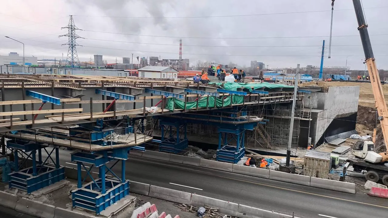 В Подмосковье приступили к устройству плиты путепровода через трассу А-105