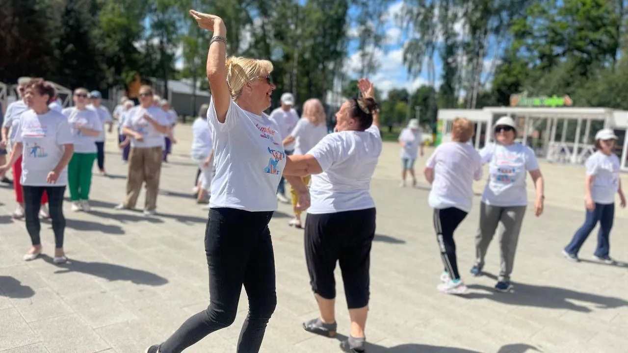 Мастер спорта по художественной гимнастике открыла «Зарядку долголетов» в Пушкине