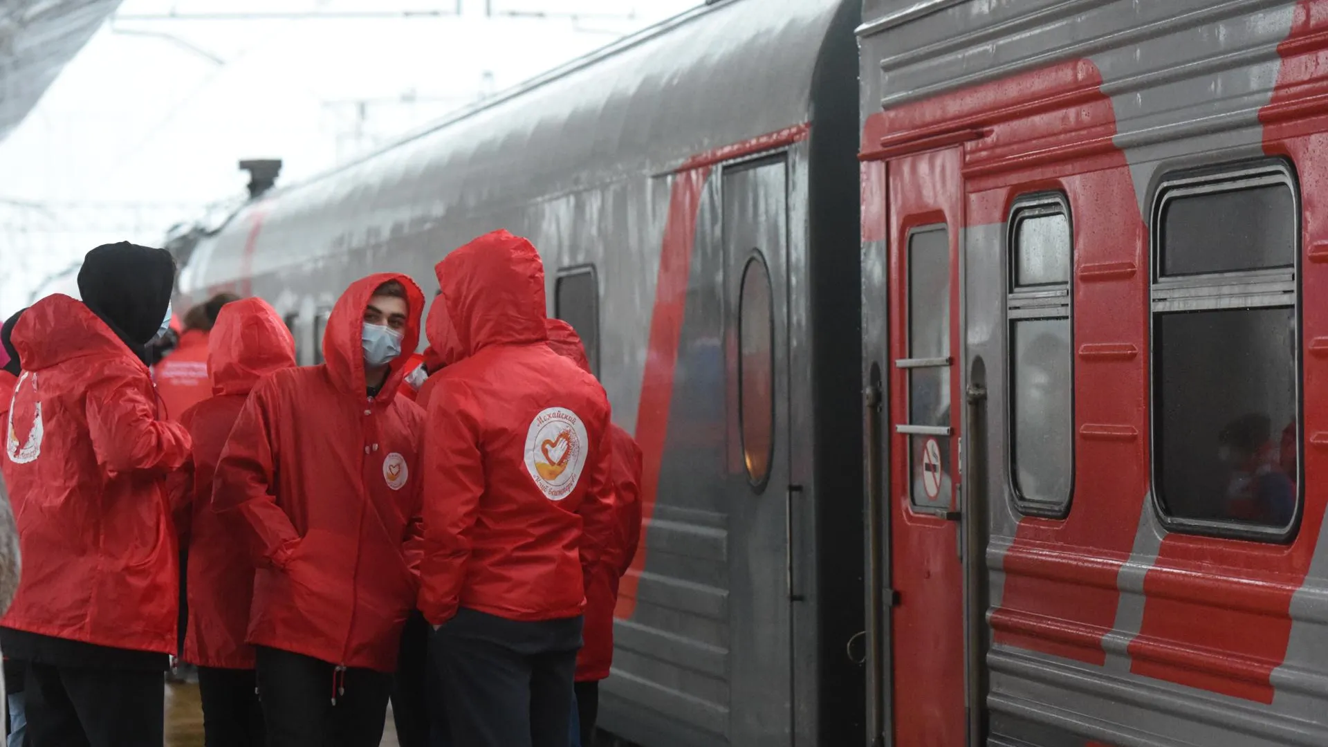 Волонтеры сопровождают беженцев с Донбасса до мест размещения в Подмосковье