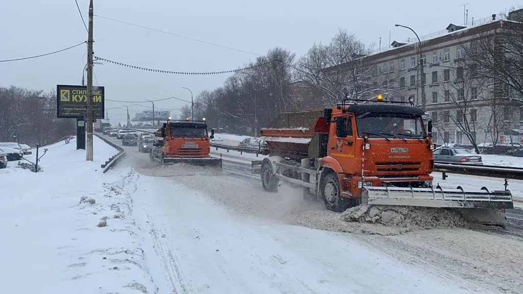 Более 970 единиц техники ликвидировали последствия метели и ледяного дождя в Подмосковье