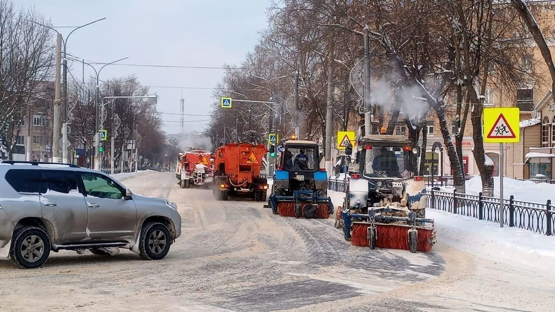 Более 16,7 тыс дворников и 1,5 тыс единиц спецтехники убирают снег в  Подмосковье | РИАМО в Королёве