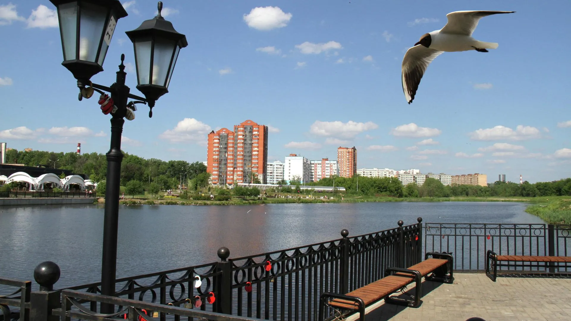 Последствия разлива нефтепродуктов ликвидировали на реке Яузе в Москве