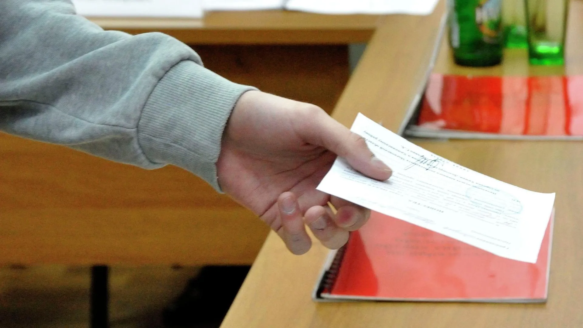 В Петербурге начали выдавать повестки при получении гражданства