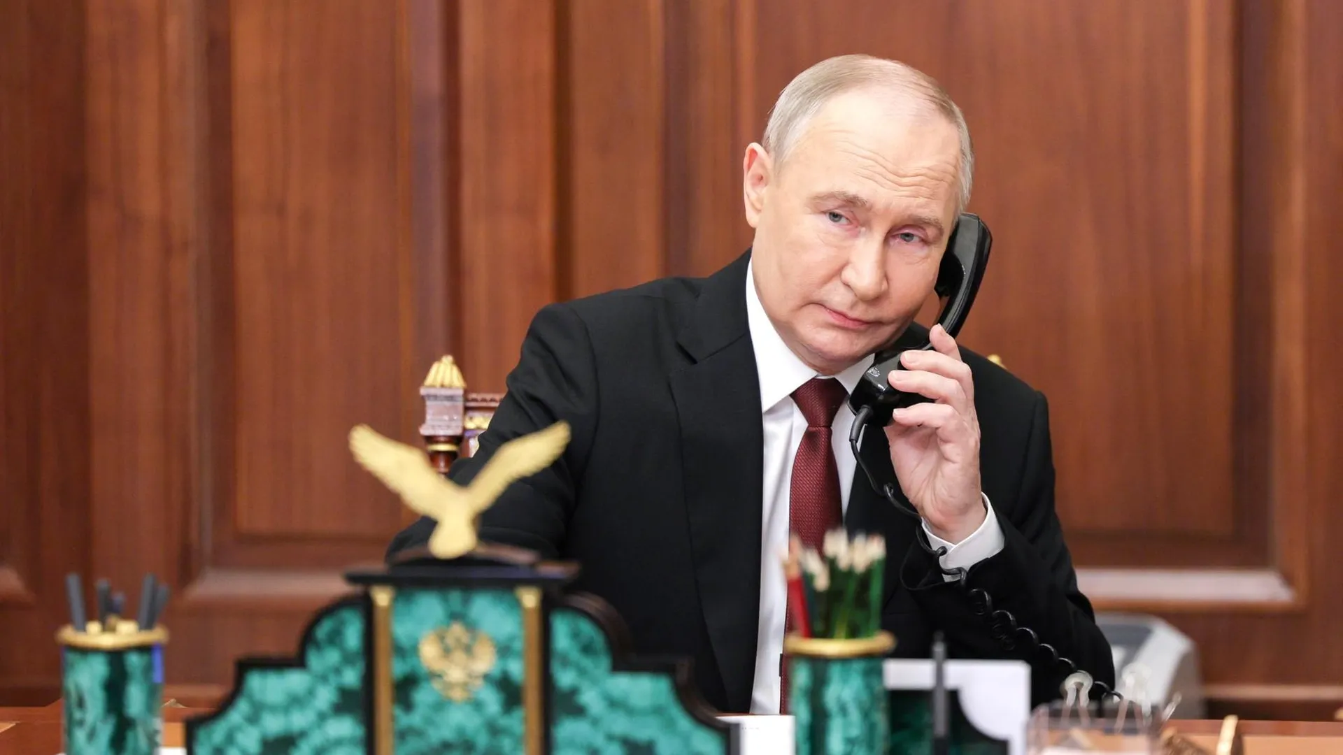 Путин позвонил по телефону президенту Казахстана Токаеву