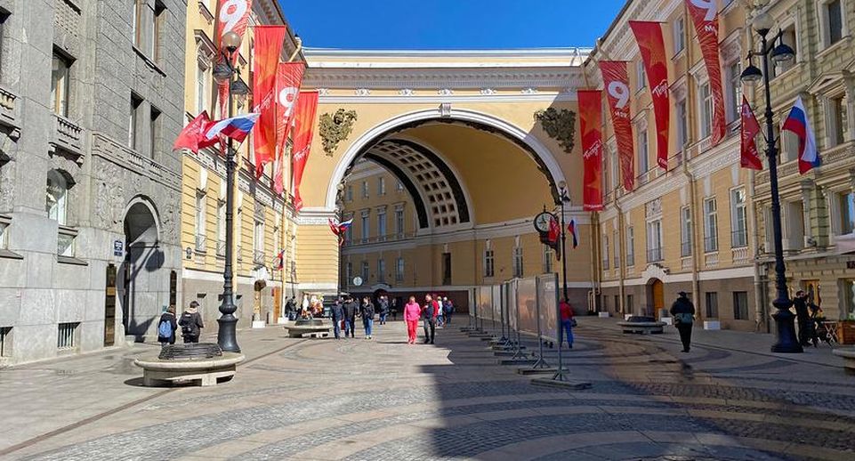 Ко Дню Победы в Петербурге установят декорации более чем по 400 адресам