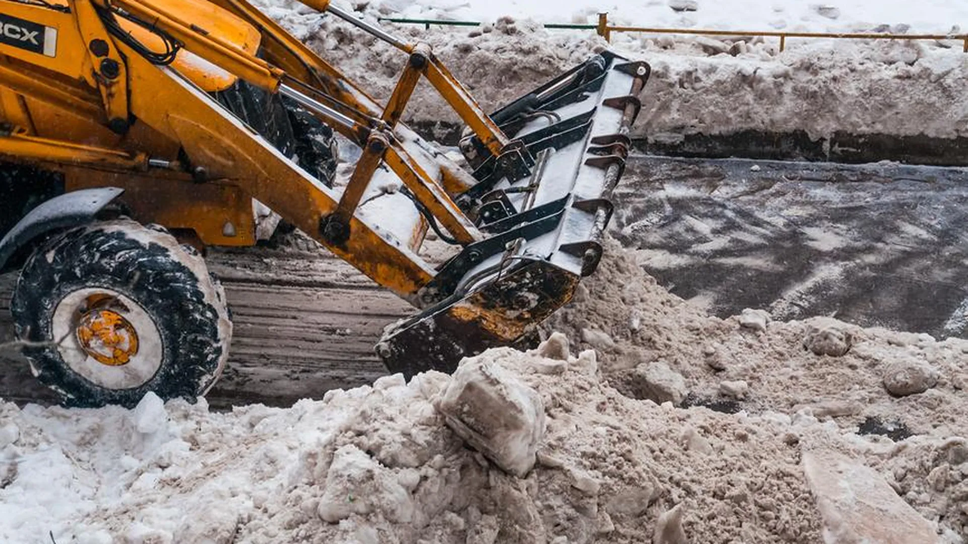 В Петербурге коммунальщики выводят на улицы снегоуборочную технику