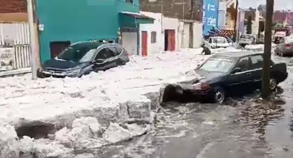Видео: мексиканский город Пуэбла засыпало снегом и градом