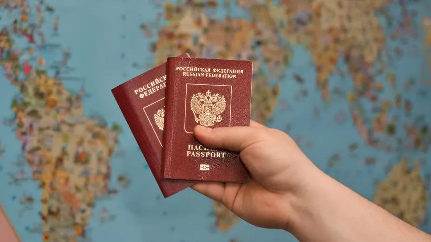 У россиян могут изъять загранпаспорт из-за одной буквы — юрист