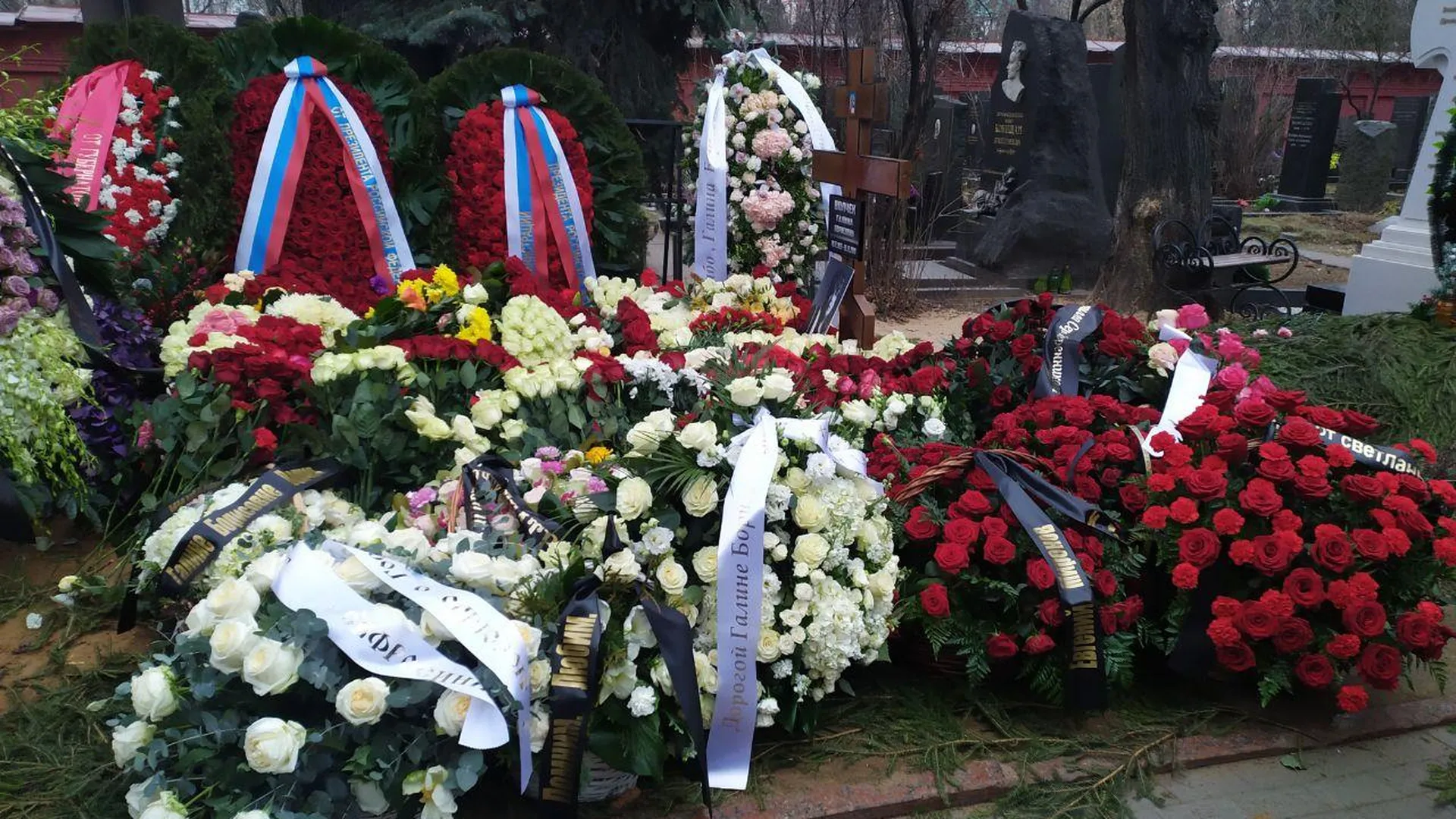 Галину Волчек похоронили рядом с Олегом Табаковым и Леонидом Броневым