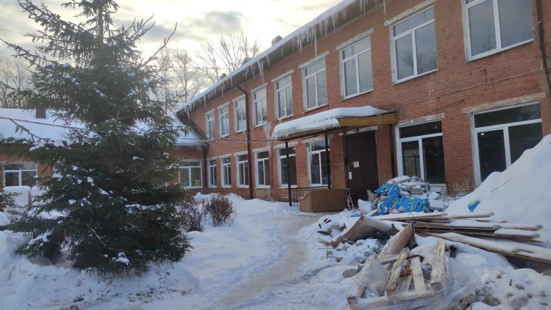 В Серпухове рабочие завершают демонтажные работы в Туровской школе