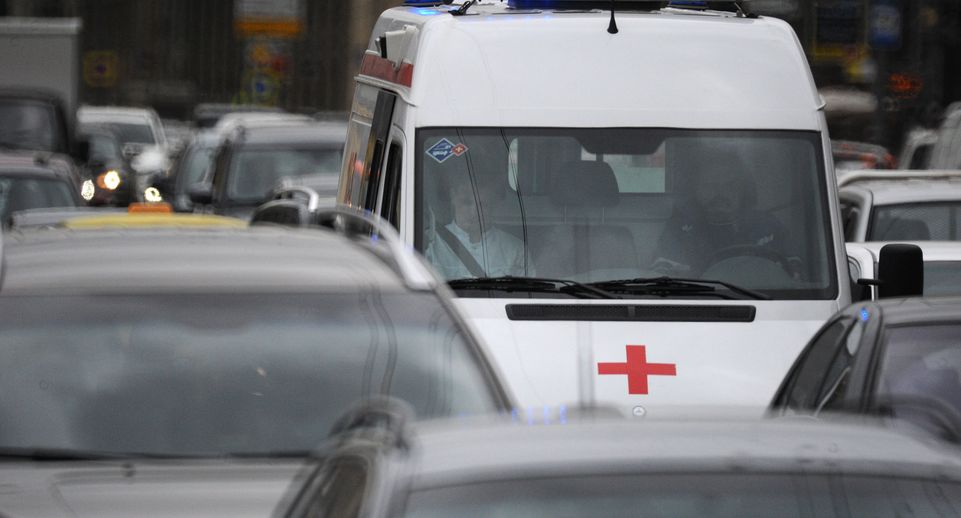 Стоявшего на подоконнике с сыном москвича увезли в больницу