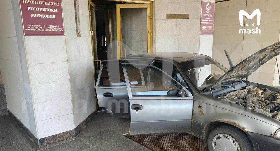 Водитель иномарки влетел внутрь здания правительства Мордовии в Саранске