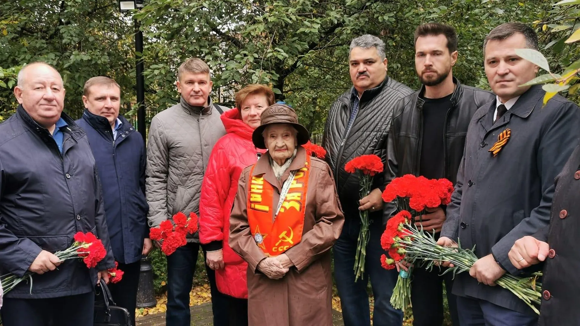 Цветы возложили к памятнику Подольским курсантам на территории гимназии в мкрн Климовск