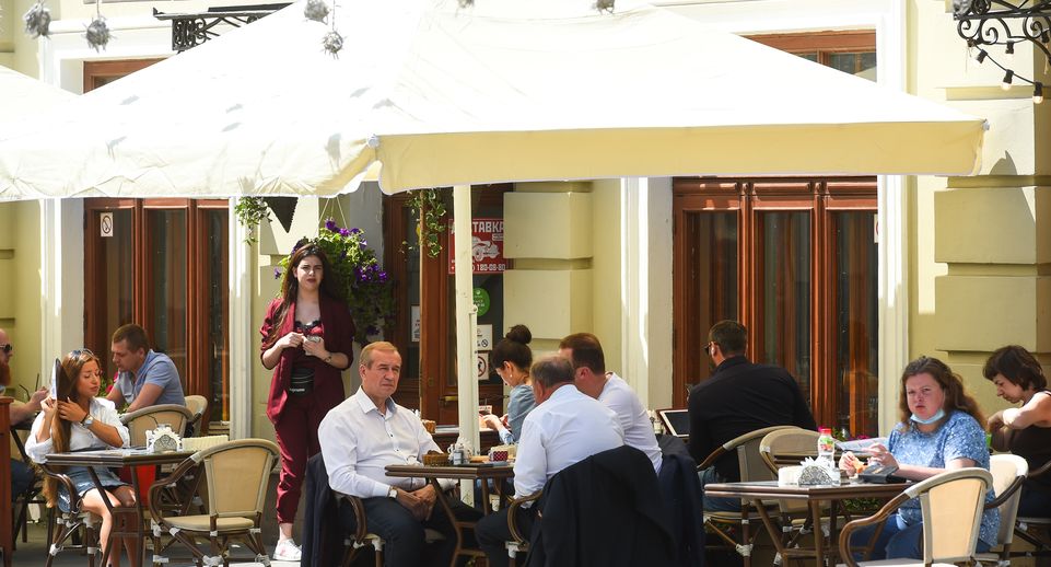 Мособлдума планирует ограничить реализацию алкоголя в летних кафе во дворах МКД