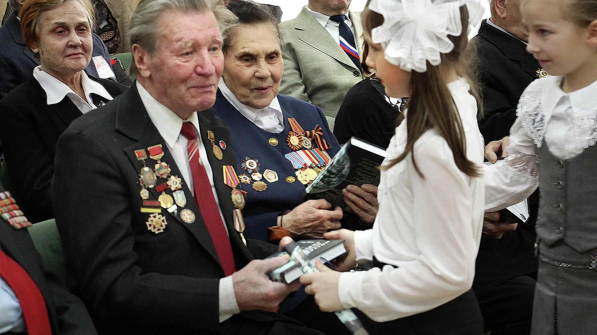 Более 100 пожилых людей посмотрели фильм «Битва за Севастополь» в Королеве