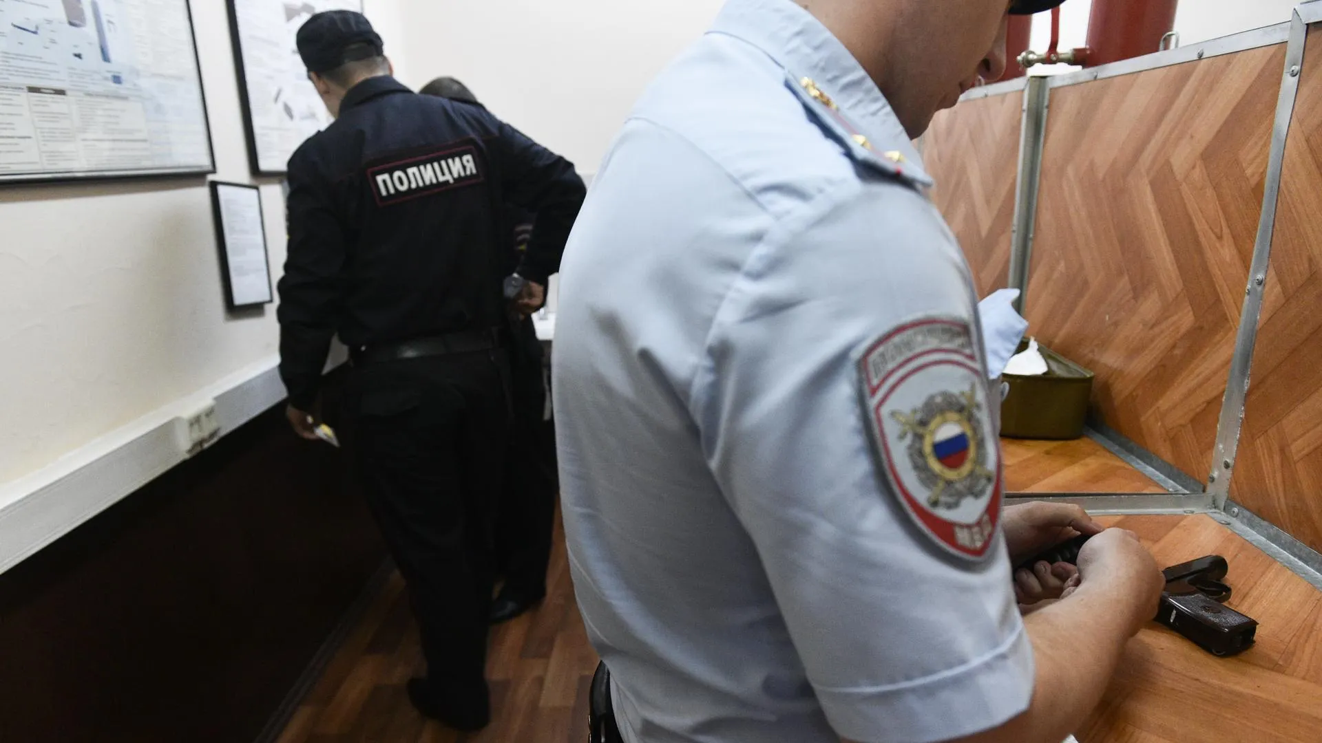 В Москве проверят полицейских, которые вытолкнули из МФЦ женщину за отказ надеть маску