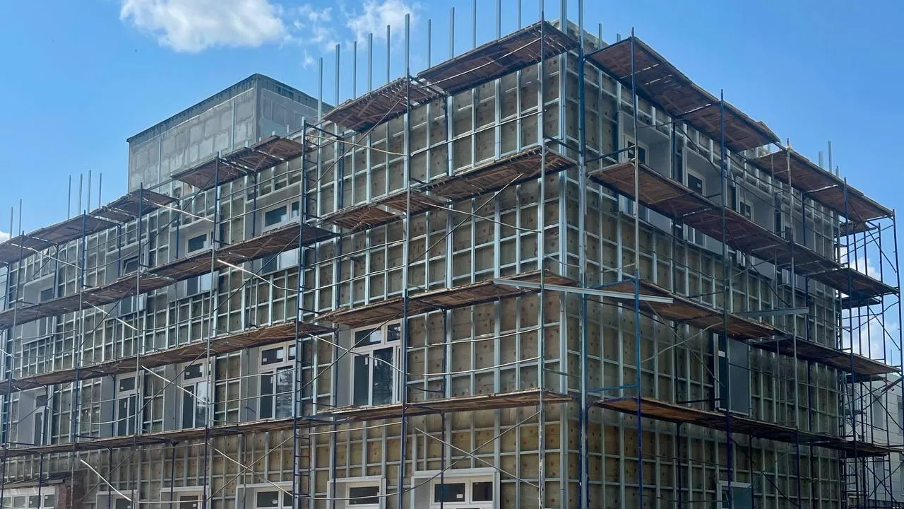 В Волоколамском округе продолжается ремонт главного корпуса центральной больницы