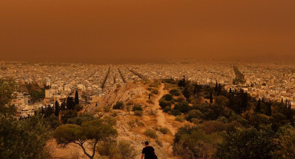 Из-за песчаной бури небо Ливии окрасилось в красно-оранжевый цвет