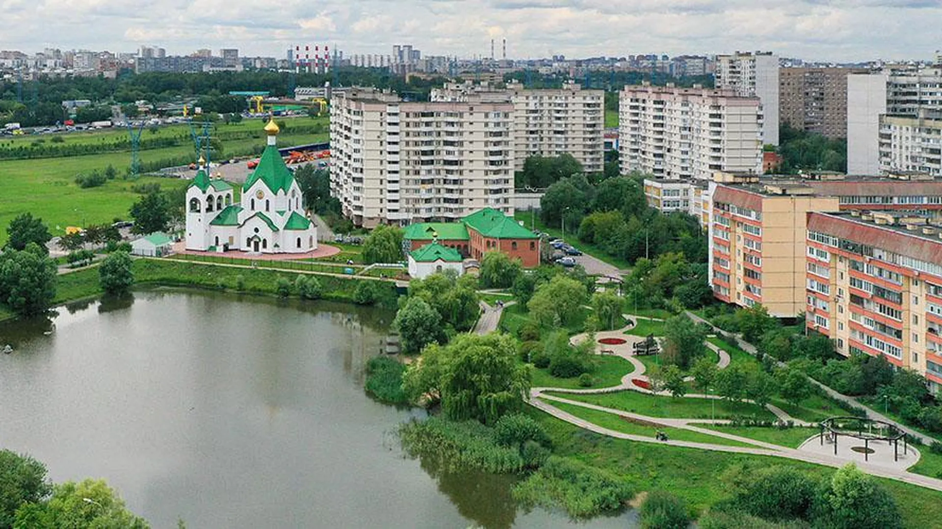 Движение по внешней стороне МКАД на севере и северо-западе Москвы почти парализовано