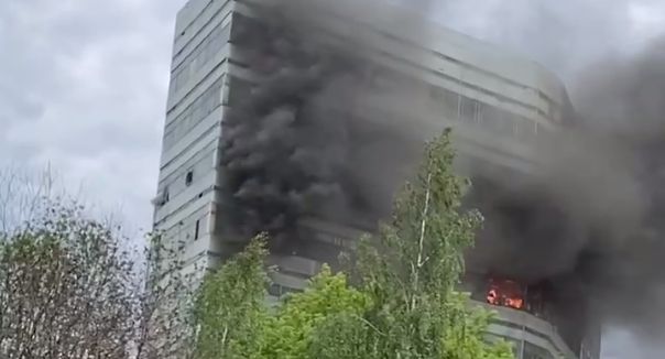 МЧС: 9 человек могут находиться в горящем здании НИИ во Фрязине