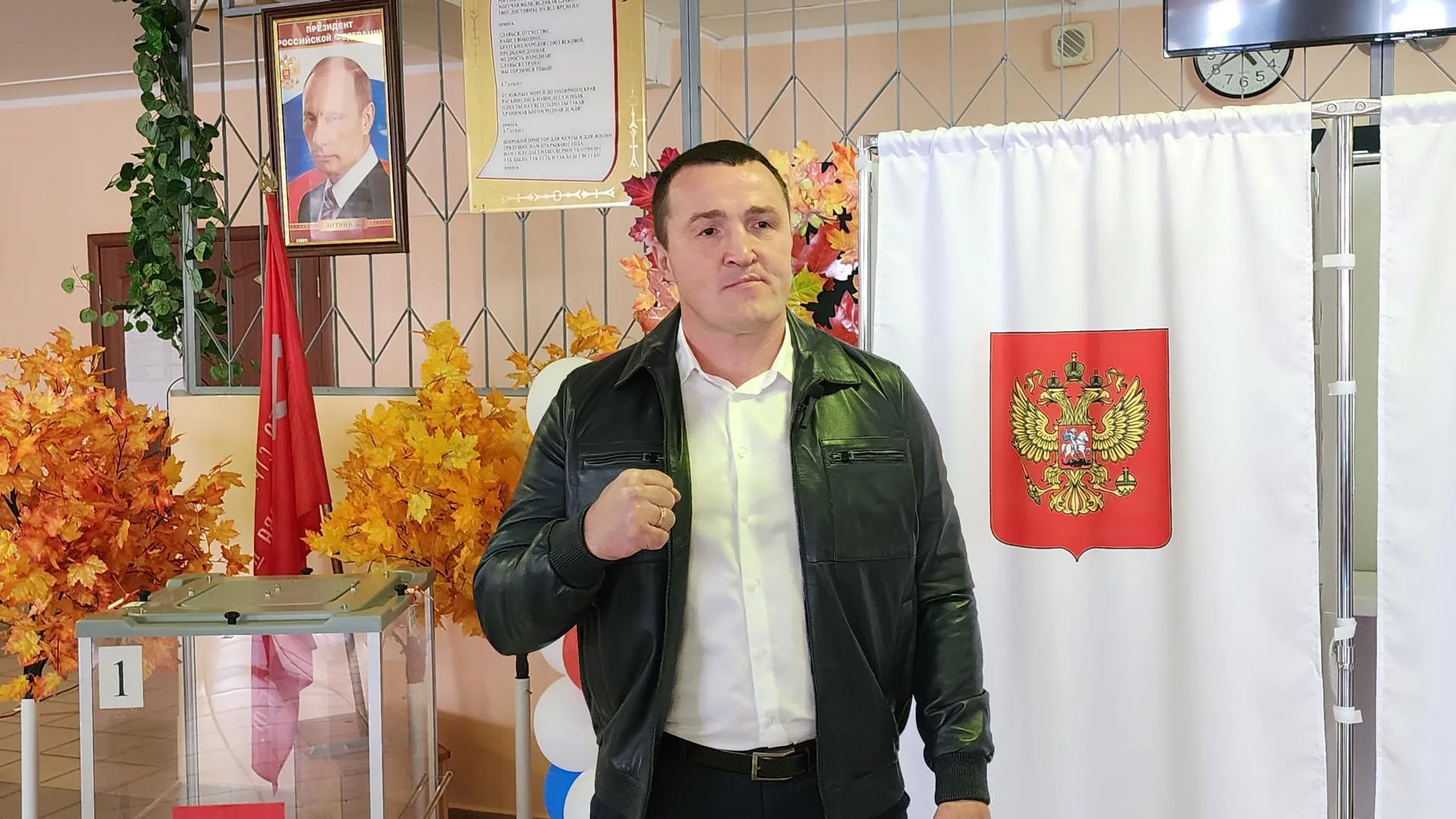 Российский боксер‑профессионал Денис Лебедев проголосовал на выборах в Чехове