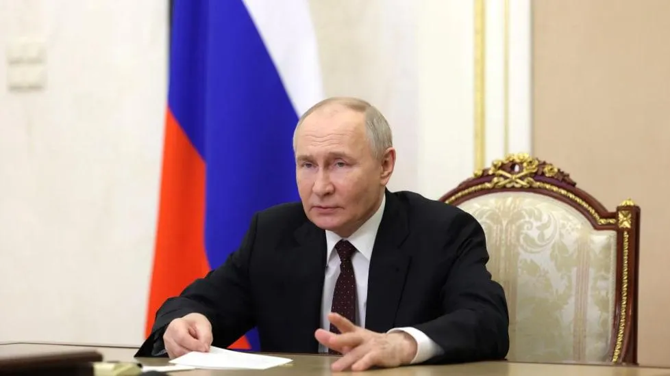 Путин поинтересовался  условиями труда у работницы завода в Ленинградской области