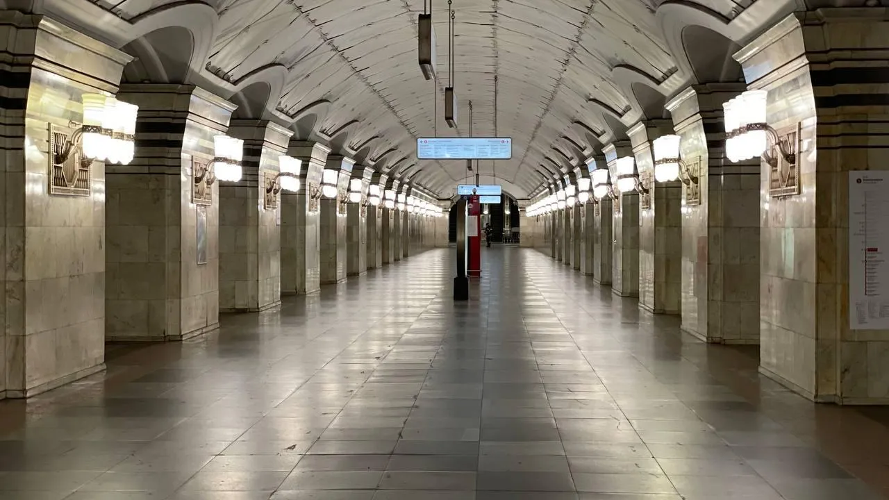 Всех пассажиров неисправного поезда метро в Москве вывели на станцию