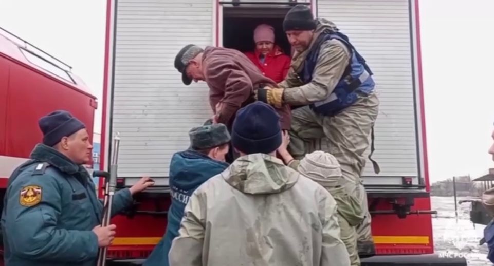 Более 100 военнослужащих борются с последствиями паводка в Оренбургской области
