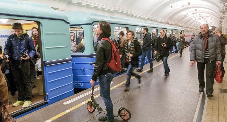 Пассажирам напомнили о штрафах за катание на самокатах в метро