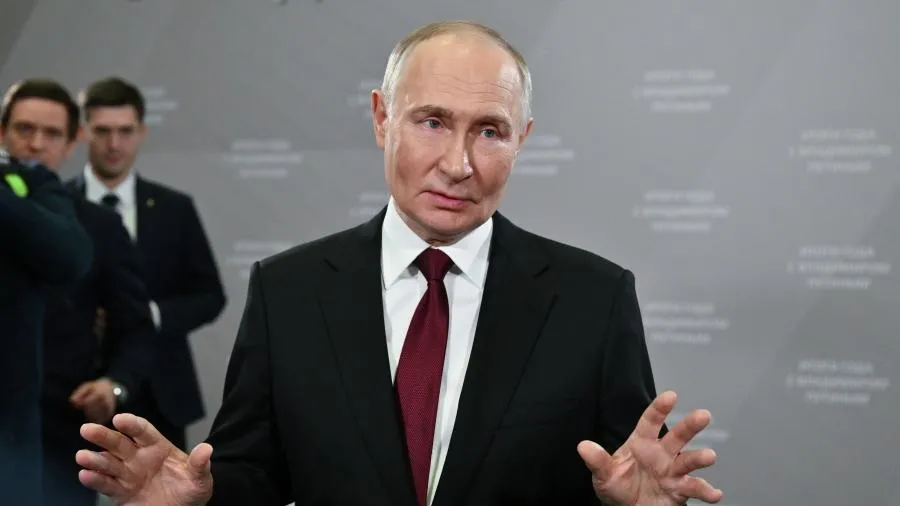 Стилист заявила, что образ Путина на прямой линии выбран неслучайно