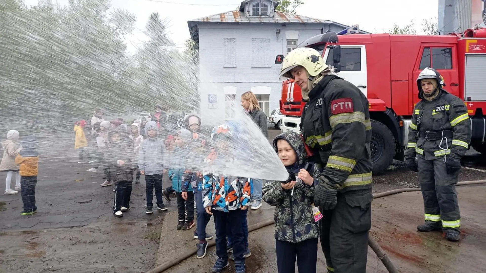 Школьники Балашихи попробовали себя в роли огнеборцев и потушили условный  пожар | РИАМО