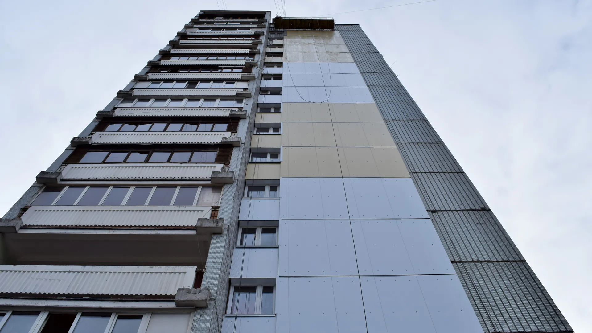 Жители кемеровского общежития задыхаются от зловония из квартиры умершего соседа