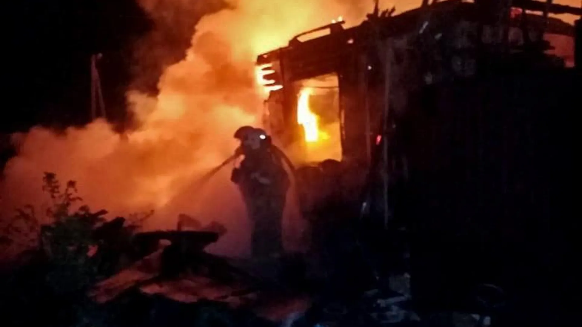 Три дома загорелись после атаки украинских беспилотников в Курской области
