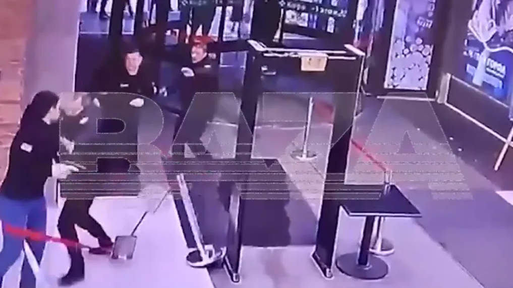 Достал пистолет: опубликовано видео стрельбы в ТЦ «Красный кит» в Мытищах