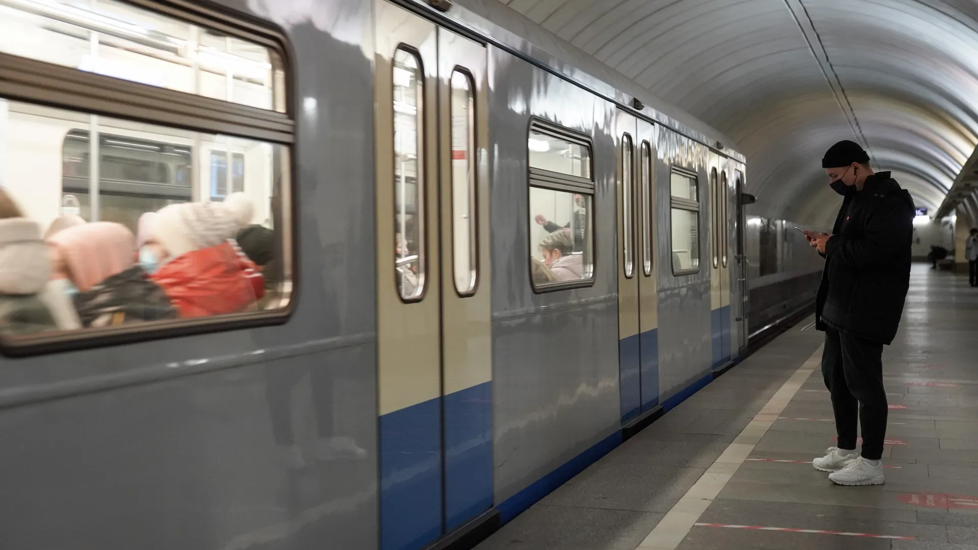 Движение на «салатовой» ветке метро Москвы восстановили после сбоя