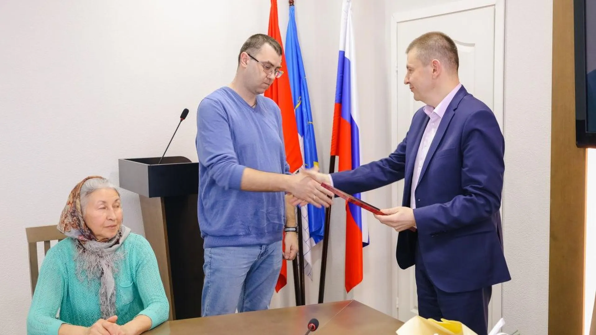 Жителям аварийного жилья в Сергиевом Посаде вручили первые жилищные сертификаты