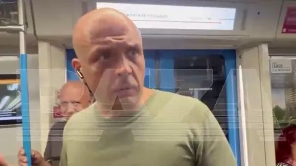 Мужчина выгнал из вагона метро парочку, приняв их за геев