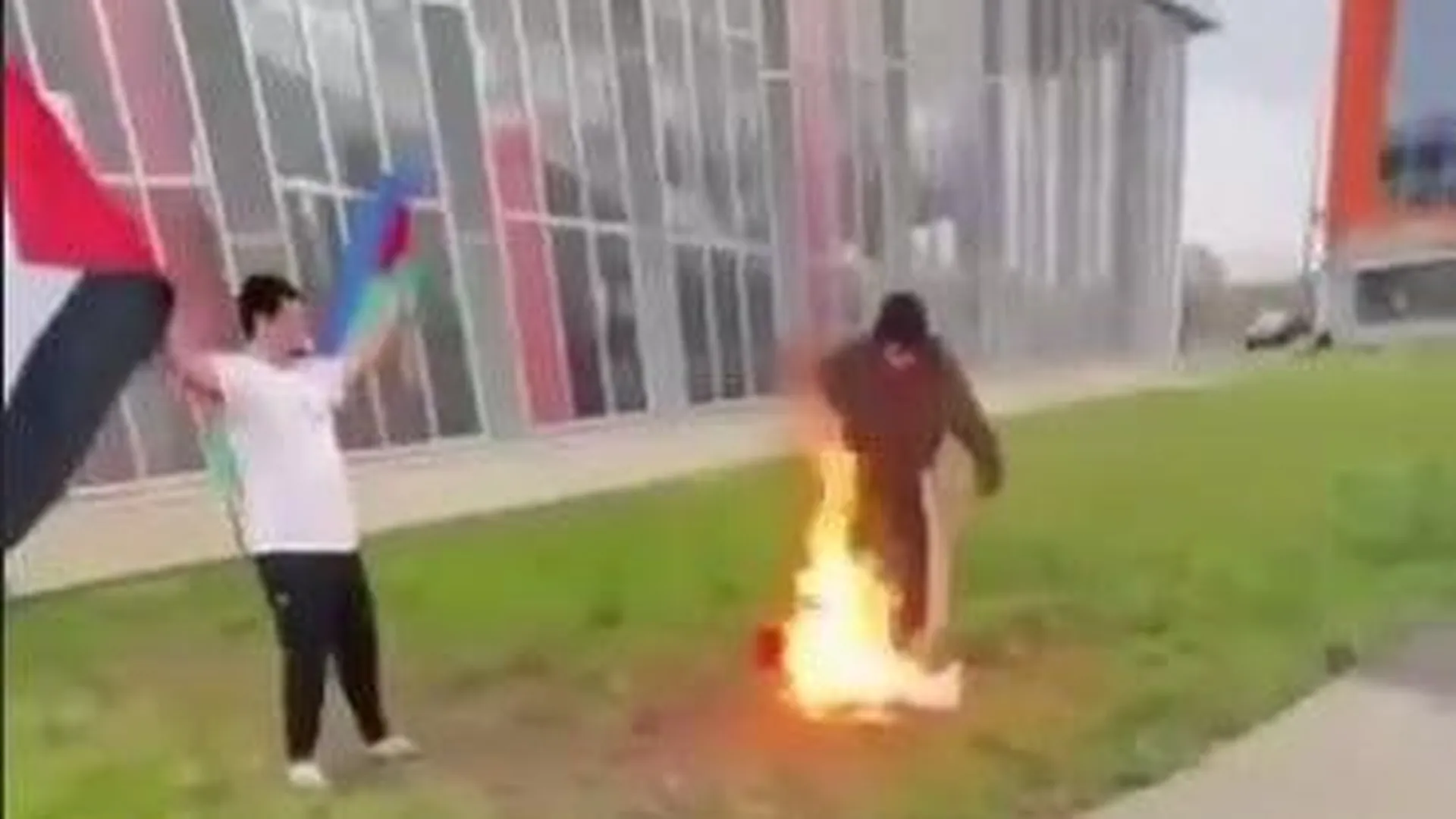 Baza: двое мужчин сожгли флаг Израиля в Москве