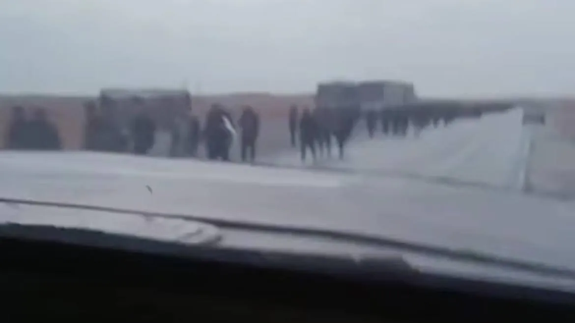 Военкор показал видео с «бесконечной» колонной отступающих солдат армии Асада