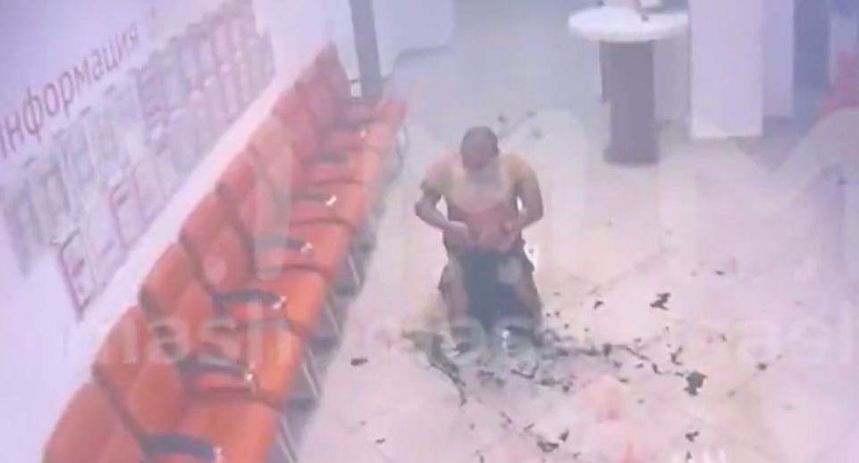Опубликовано видео со сгоревшим мужчиной в МФЦ Москвы