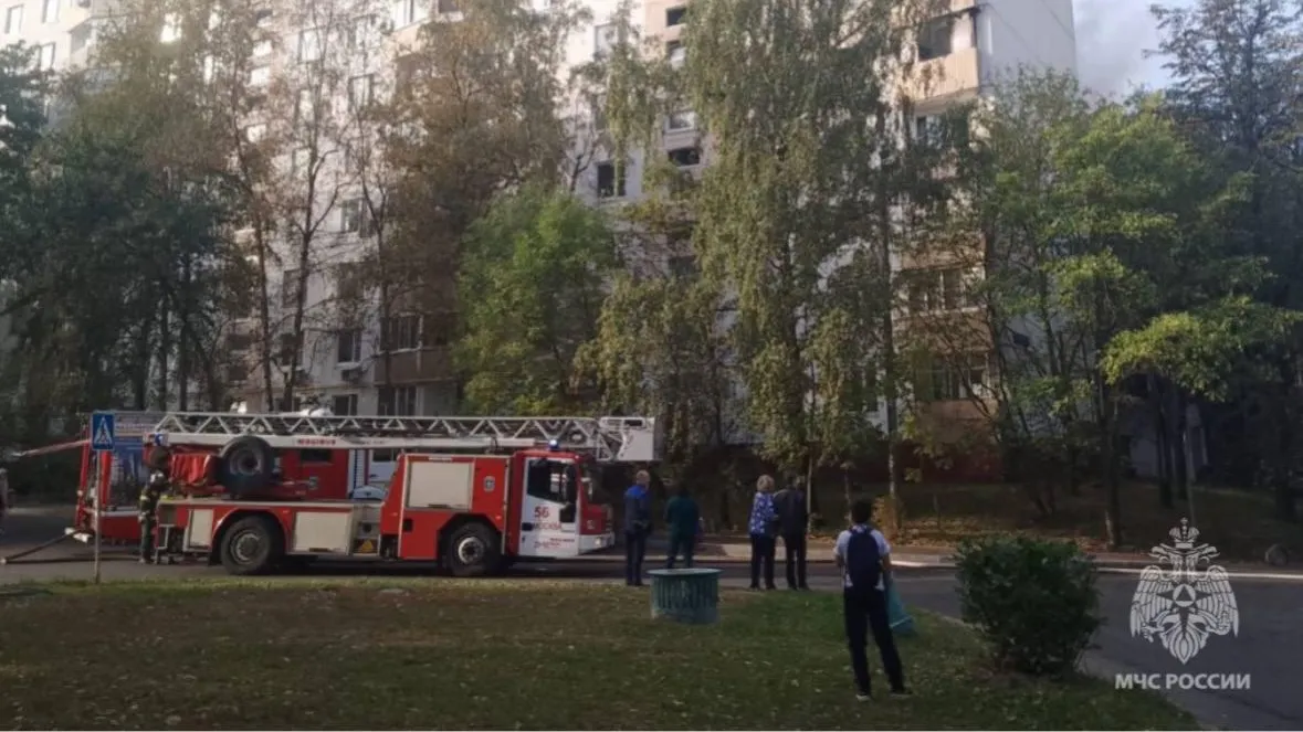 Трех человек спасли из горящего дома на юго-западе Москвы