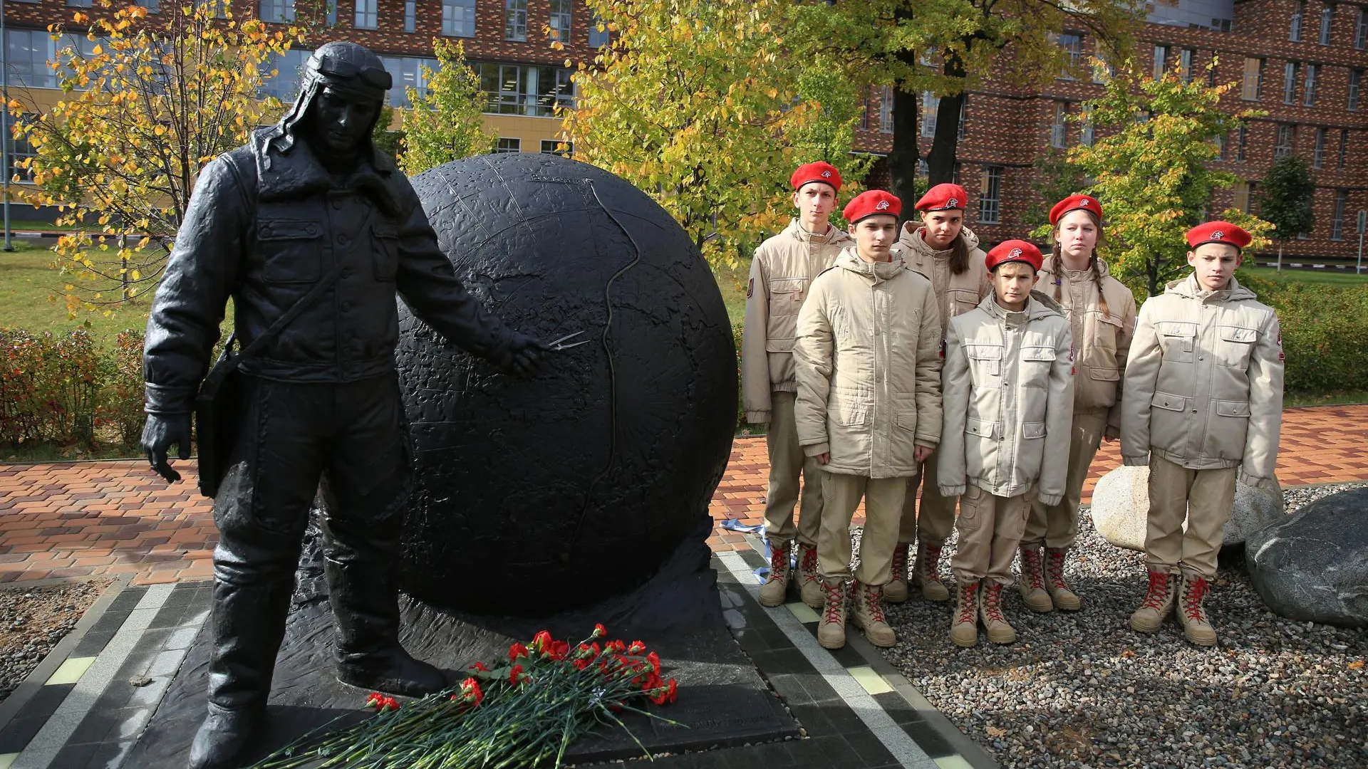 В Долгопрудном открыли памятник Герою Советского Союза Александру Белякову