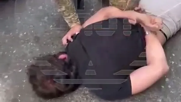 Опубликовано видео задержания наркодилера в Махачкале, сбившего силовиков на Zeekr