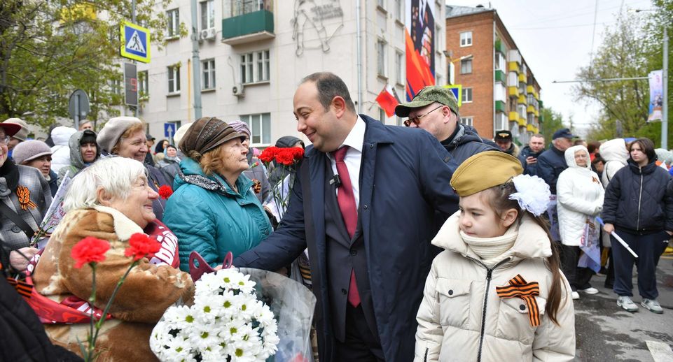 Дмитрий Волошин вместе с химчанами возложил цветы к мемориалам воинской славы в День Победы