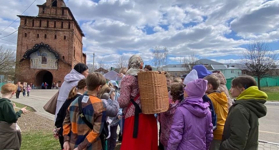 Школьники Чехова научились стрелять из лука на экскурсии в Коломне