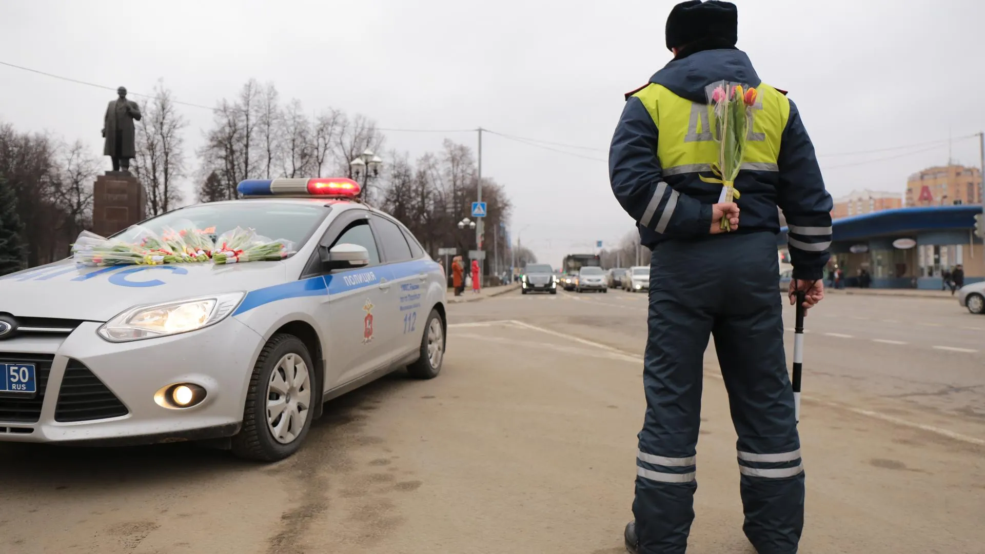 Сотрудники ГИБДД в Подольске раздали около 40 букетов тюльпанов автоледи |  РИАМО