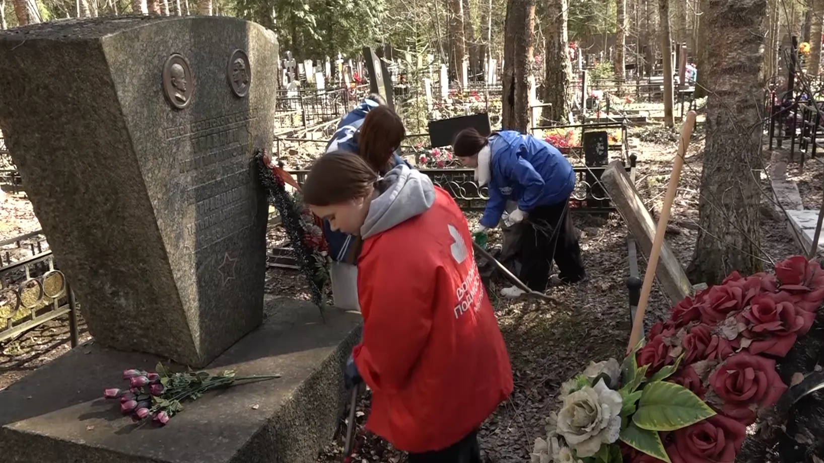 В Дубне волонтеры привели в порядок могилы Героев Советского Союза