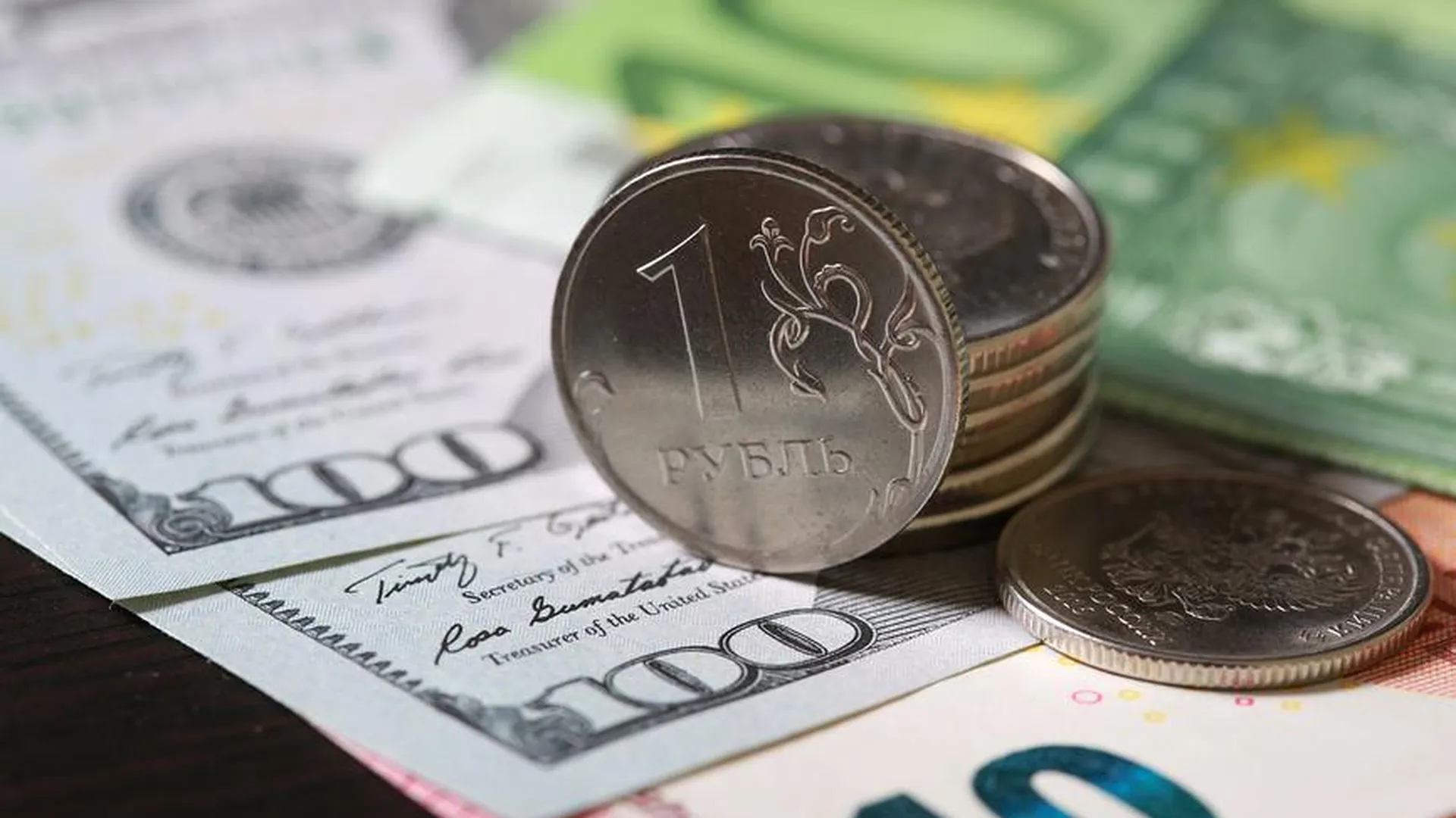 В ходе торгов на Мосбирже курс евро опустился ниже 99 рублей