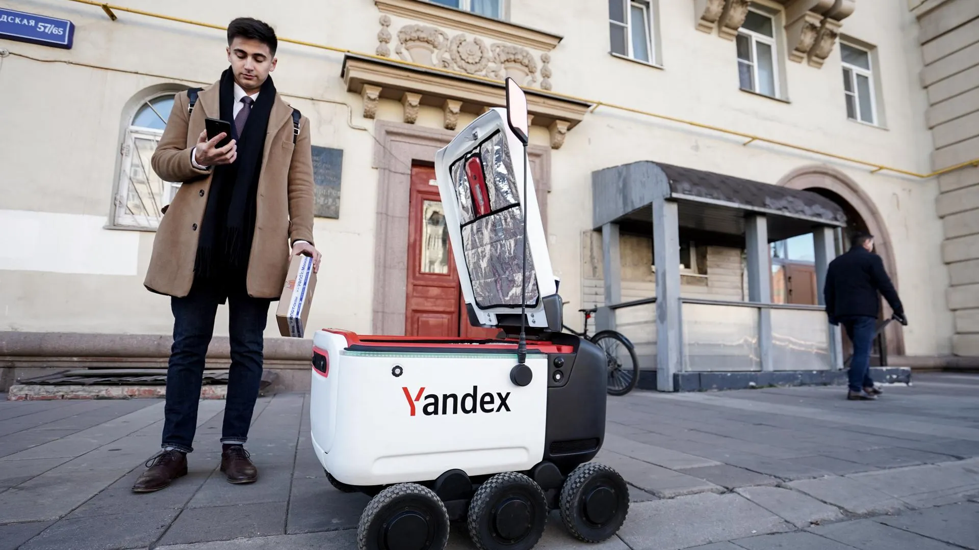 Робот‑курьер, доставляющий посылки: как работает новый сервис Почты России