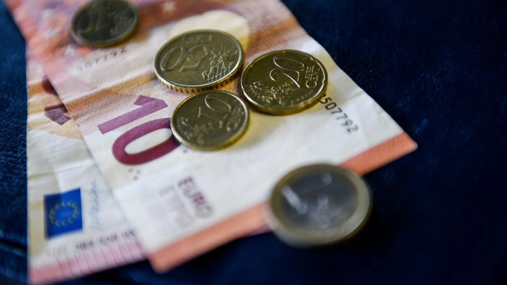 Россияне впервые сокращают все свои накопления в валюте